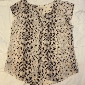 Joie 100% silk White Silk Snow Leopard Print Button-down short sleeve shirt